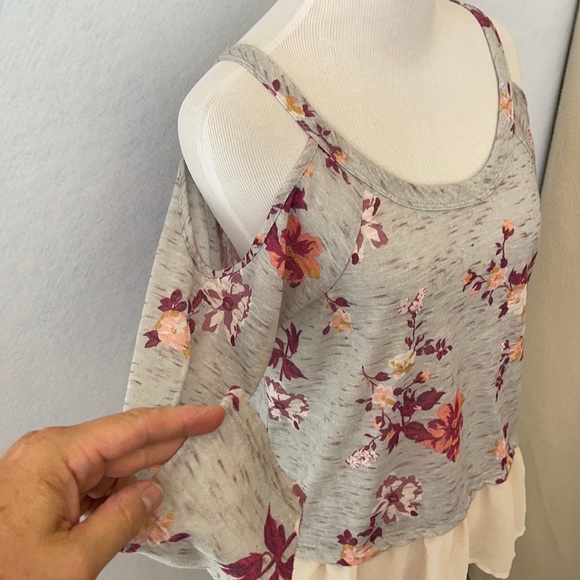 About A Girl Cold Shoulder Floral Shear Bottom Top - Picture 9 of 12